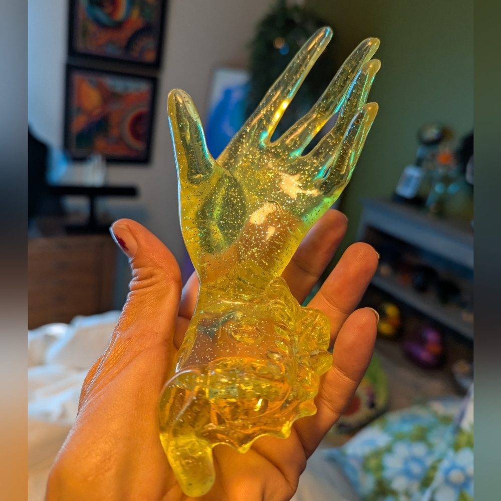 YELLOW GLITTER PLASTIC HAND - Picture 3 of 7